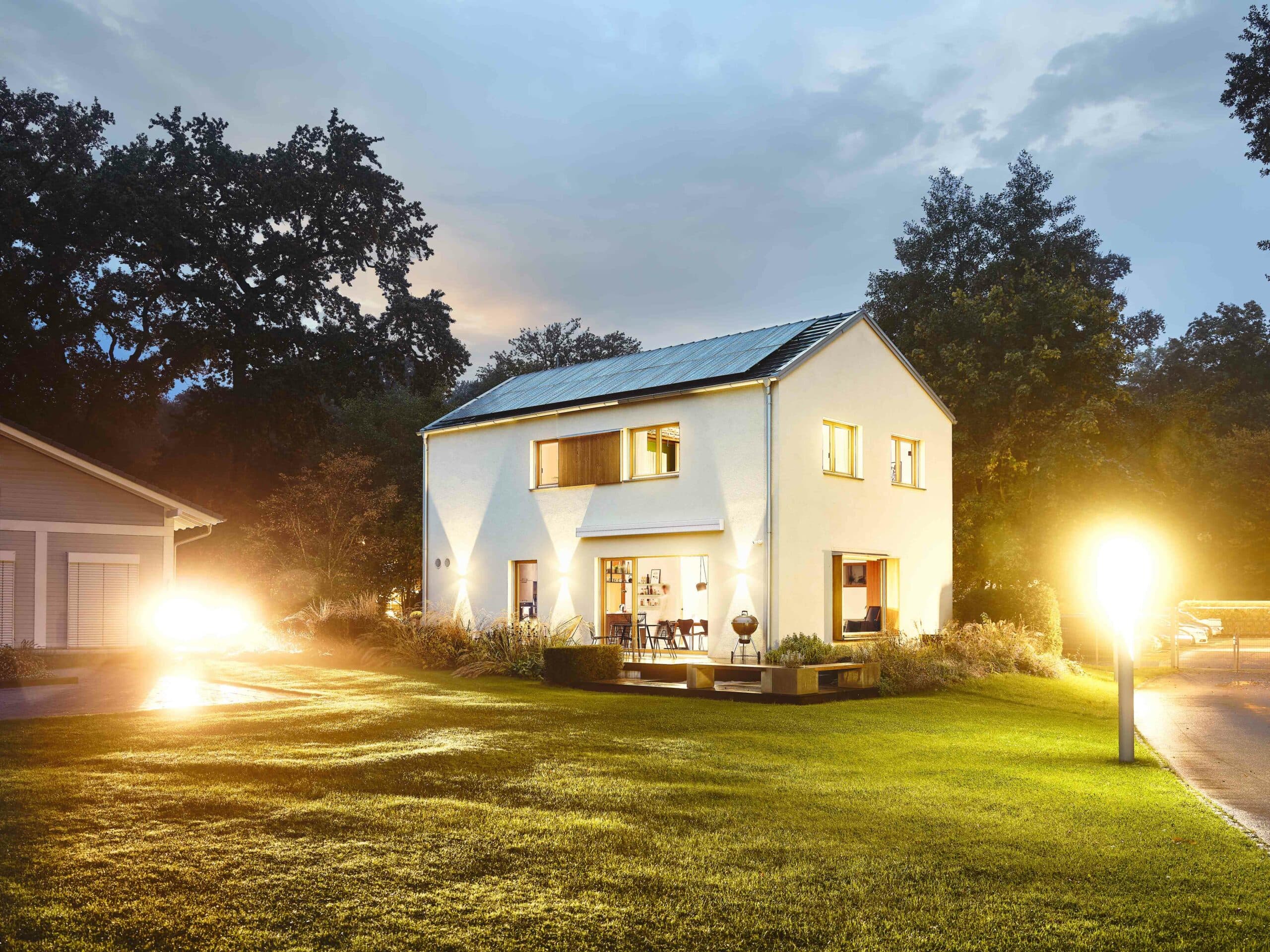 Wohnhaus mit Solarstromanlage in der Abenddämmerung